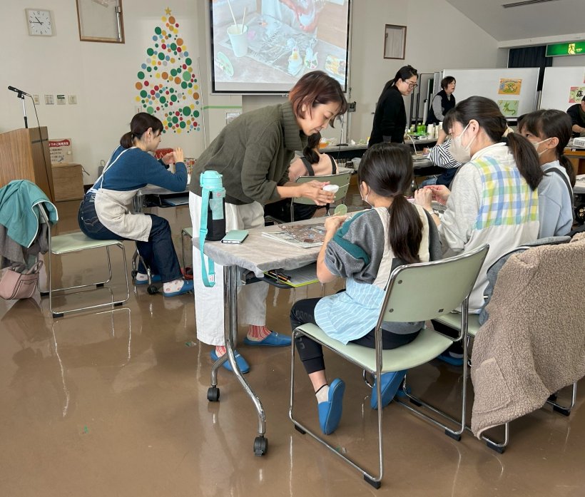 先生に作り方を教えてもらっている